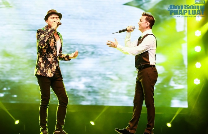 Khánh Bình giả giọng nữ hát