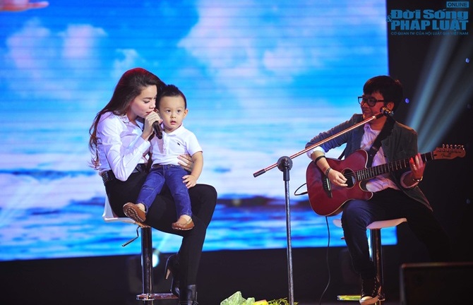 Hồ Ngọc Hà ôm chặt fan nhí trên sân khấu hát 