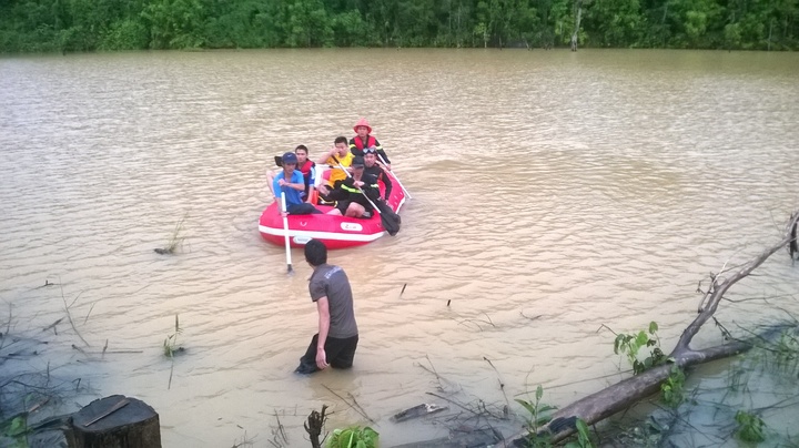 Tích cực tìm kiếm nạn nhân bị đuối nước ở hồ thủy điện Sê San 3A