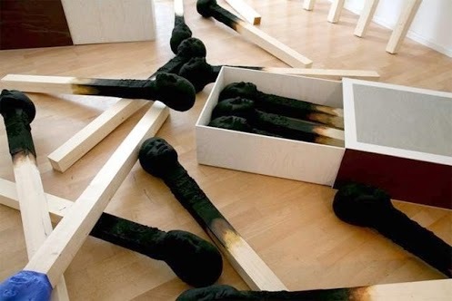 Hết tiền, cá độ bóng đá bằng…Vợ!