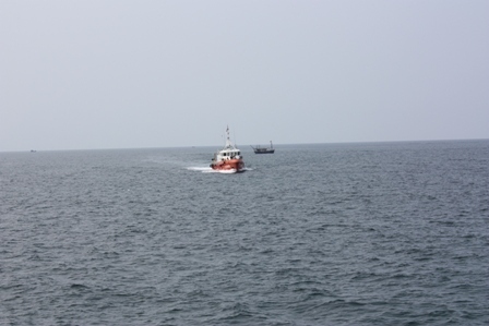 Tàu cá gặp nạn trong bão số 3, hai người bị thương nặng