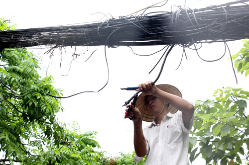 Dây điện hạ thế bị đứt, hai vợ chồng tử vong