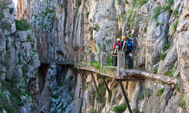 Cận cảnh lối đi bộ bên vách núi rùng rợn nhất thế giới