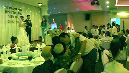 Vỡ mộng trước những cuộc hôn thú giả để mong đổi đời