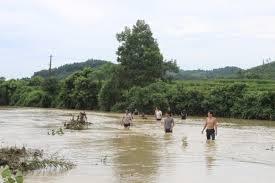 Nỗ lực tìm kiếm thi thể học sinh bị nước cuốn trôi