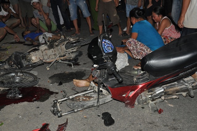 Hai xe máy chở 3 tông nhau, 4 người chết, 2 người nguy kịch