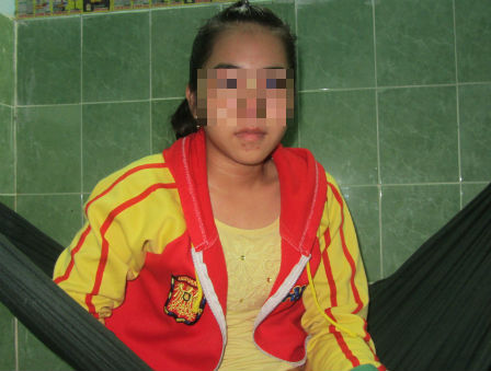 Nữ công nhân đang đi làm bị ép vào bãi đất hoang “đóng phim đen”