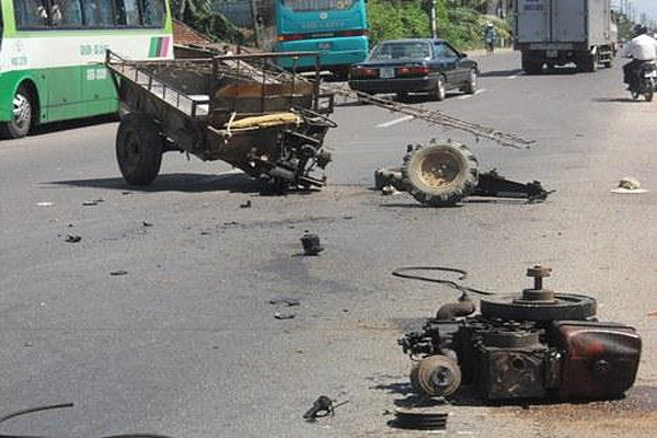 Tàu hỏa đâm trực diện, chiếc công nông nát tươm