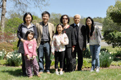 Phương pháp dạy con pha trộn hai nền văn hóa của GS Ngô Bảo Châu