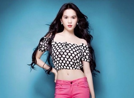 Ngọc Trinh ra Hà Nội tham dự lễ khai mạc giải bóng đá Cúp Hồ Gươm