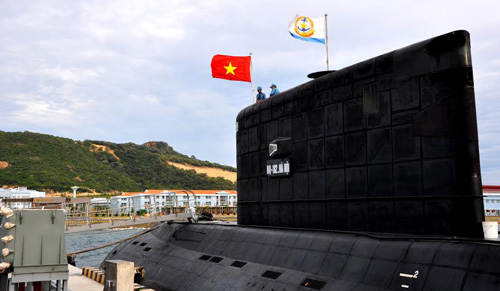 Hé lộ hình ảnh tàu ngầm Kilo huấn luyện ở Cam Ranh  
