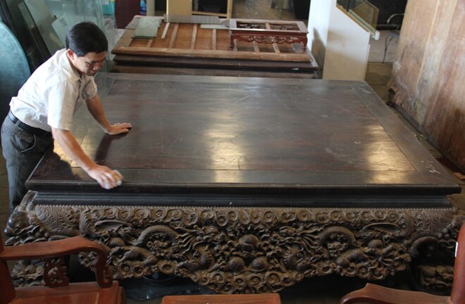 Chiếc sập gỗ trắc giá 1,5 tỷ đồng tại kho đồ cũ ở Hà Nội