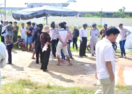 Người dân tập trung phản đối chính quyền lấp đường đi