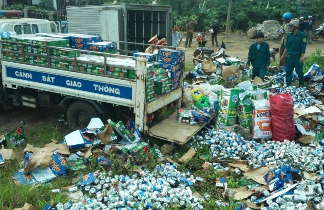 Lật xe tải trên quốc lộ 20, 1000 thùng bia đổ xuống đường