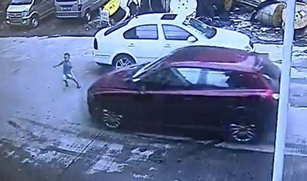 Cậu bé 3 tuổi may mắn sống sót dù bị ôtô đâm thẳng vào người