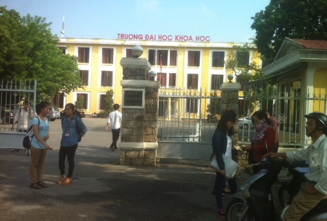 Kẻ dùng vật nhọn đâm vào 