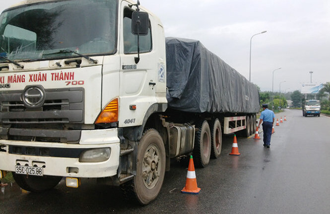 Xử lý 12 xe quá tải vượt đường vòng né trạm cân