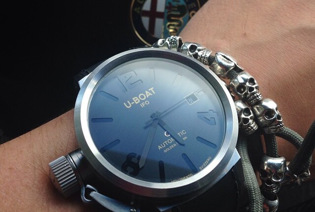 Đại gia đi xe sang mang đồng hồ gì?