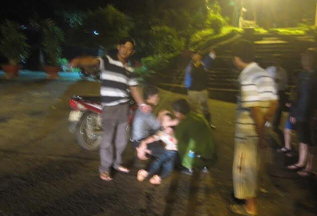 Cảnh sát cơ động giải cứu thiếu nữ tự tử trong công viên