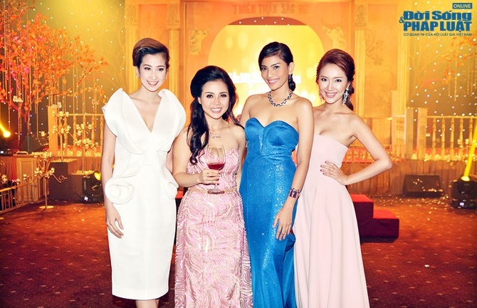 Trương Thị May tự tin đọ dáng bên Hoa khôi xứ Hàn