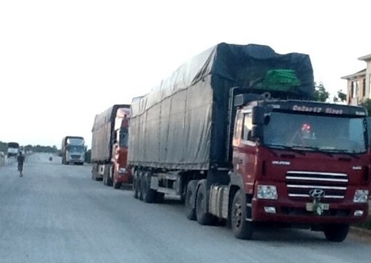 Bắt giữ 3 xe chở gỗ quá tải lọt qua nhiều tỉnh, thành