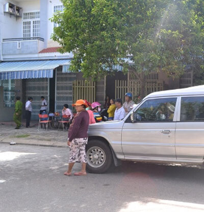 Bàng hoàng phát hiện thi thể em trai bị chăn trùm kín