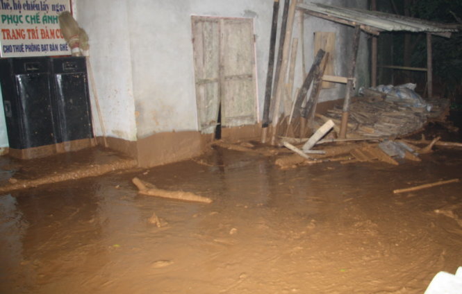 Vỡ đập chứa, bùn thải tràn vào nhà dân