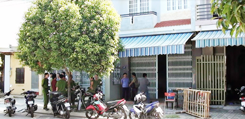 Người đàn ông chết bất thường tại nhà riêng, trên cổ có vết bầm