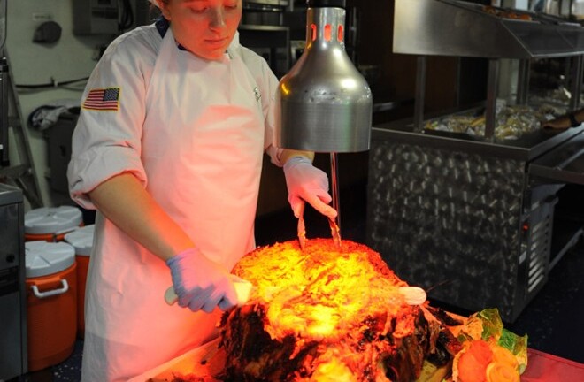 Khám phá chuyện bếp núc trên tàu sân bay Mỹ