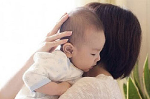 Bố mẹ tình cũ nằng nặc đòi cháu nội dù đã chối bỏ