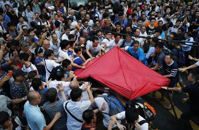 Trưởng Đặc khu Hong Kong ra lời kêu gọi khẩn cấp sau vụ ẩu đả