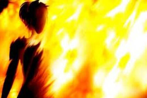 Bị thách thức, chồng đốt vợ