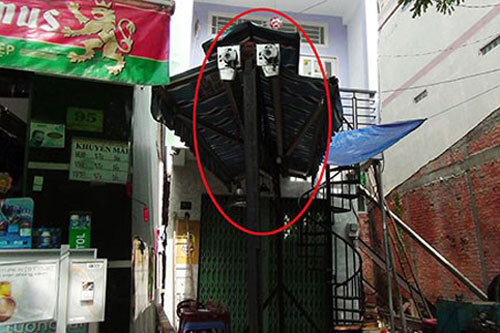 Nhà phố bất ngờ nghiêng, có nguy cơ sập đổ