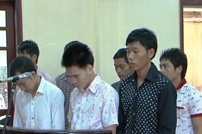 Chuyện hạt dưa và cuộc hỗn chiến kinh hoàng giữa các trai làng