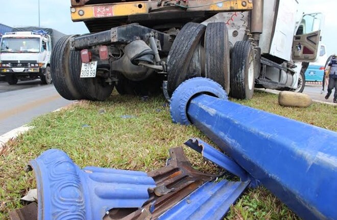 Clip: Hú vía khi xe tải húc gãy cột đèn trên xa lộ Hà Nội