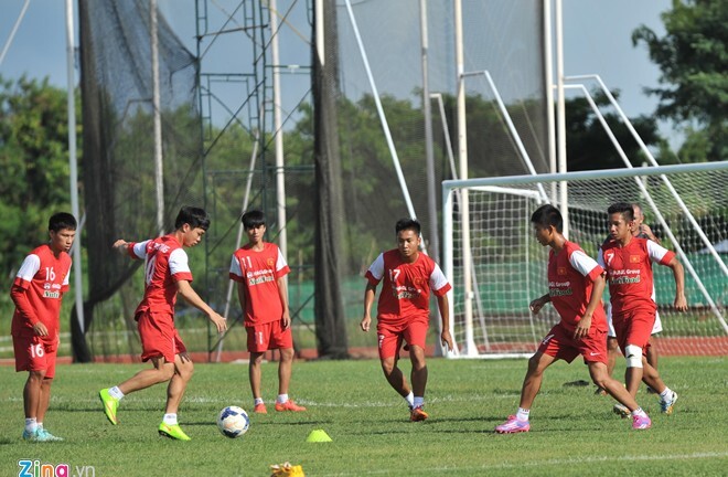 U19 Việt Nam tập bóng bổng chống lại U19 Hàn Quốc