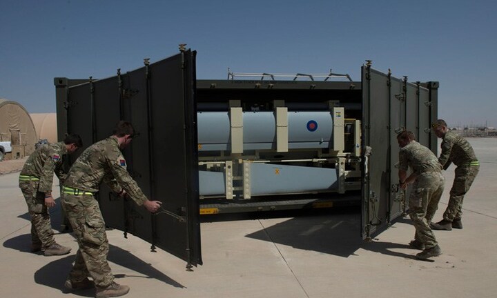 Ngoạn mục 4 lính Anh lắp ráp UAV 450kg trong “nháy mắt”