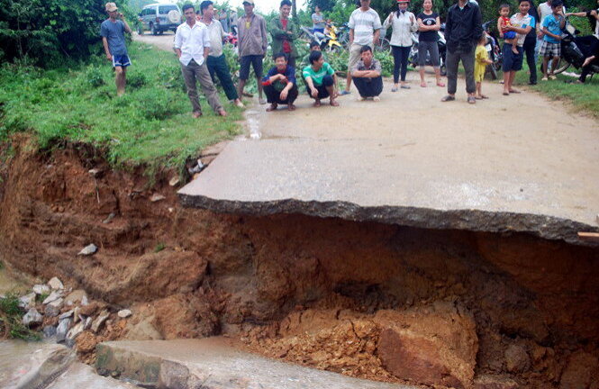 Mưa lớn, lũ cắt đứt đường gây nhiều thiệt hại
