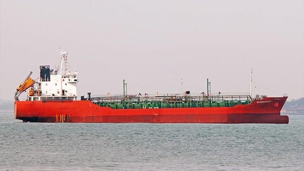 Điều 2 tàu CSB 2001 và 2004 ra cấp cứu 2 thuyền viên tàu Sunrise 