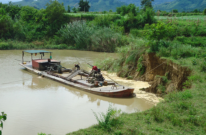 Những dòng sông âm thầm bị “móc ruột”