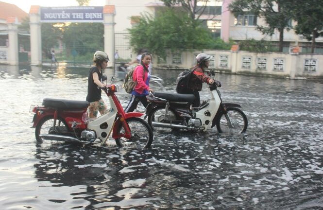 Mưa lớn kết hợp triều cường, TP HCM ngập trong biển nước