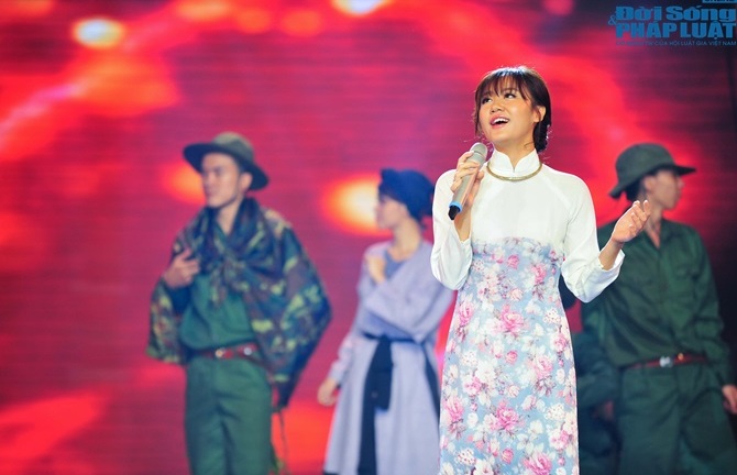 Văn Mai Hương gây tranh cãi nảy lửa khi hát về Hà Nội