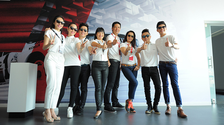 Thủy Tiên cùng dàn sao Việt sang Dubai thử tài đua siêu xe AudiR8