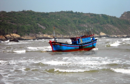 Bắt 5 thuyền viên dùng hung khí khống chế thuyền trưởng