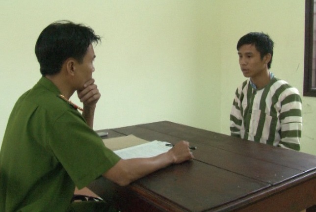 Bị cướp giật, cô gái trẻ cùng người dân tóm gọn đối tượng