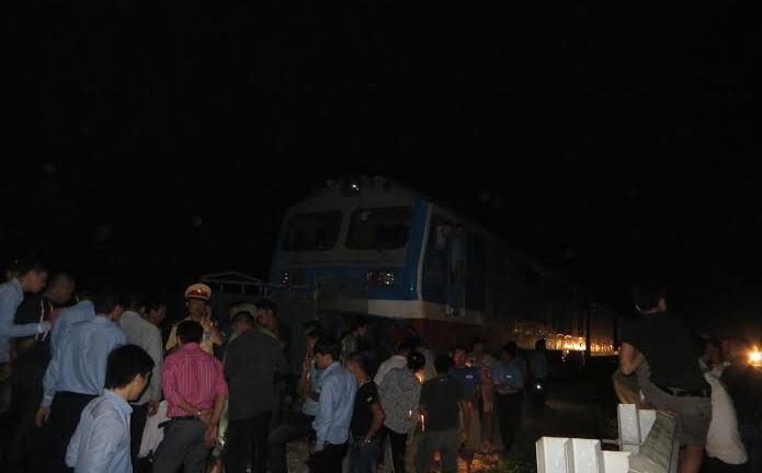 Băng qua đường sắt, xe tải bị tàu hỏa kéo lê gần 100m