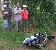 Xe máy kẹp 3 tông trực diện xe tải, 3 học sinh thương vong