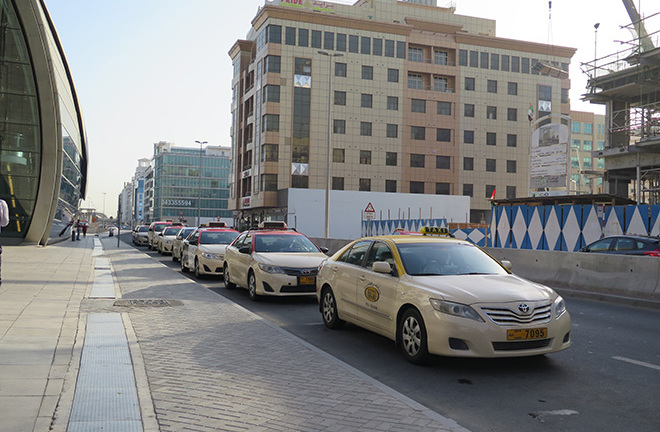 Toyota Camry hạng sang đất Việt, taxi xứ người