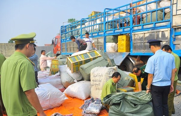 4 xe quá khổ vận chuyển hàng lậu trị giá hàng chục tỷ đồng