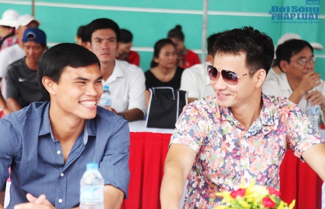 Xuân Bắc cùng Phan Văn Tài Em đi cổ vũ các cầu thủ nhí